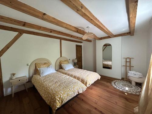 ein Schlafzimmer mit einem Bett und einem Waschbecken darin in der Unterkunft La Landaise in Castets