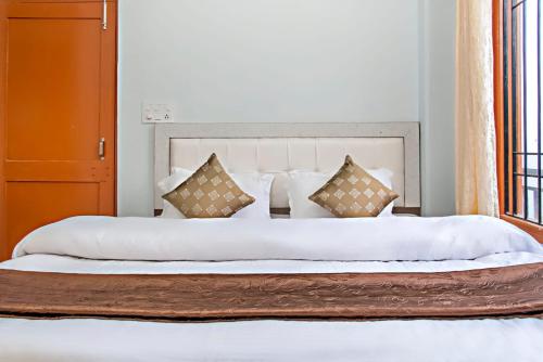 Ein Bett oder Betten in einem Zimmer der Unterkunft Exotic Stays I The Mountains Vibes I Food & Free Parking Available I Family Events Allowed I Kasauli