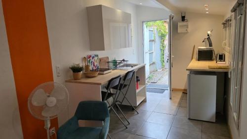 Cuina o zona de cuina de Petit studio avec terrasse