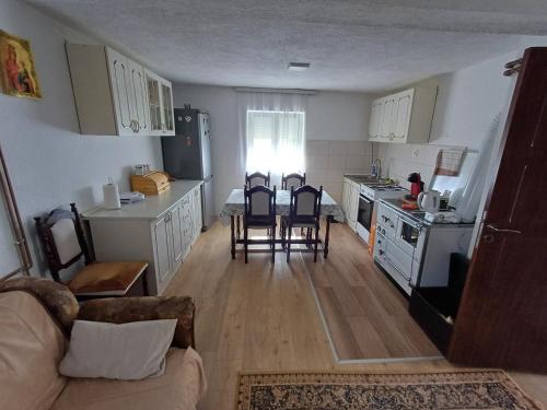 - une cuisine avec un canapé et des chaises dans la chambre dans l'établissement Apartment Helena, à Žabljak