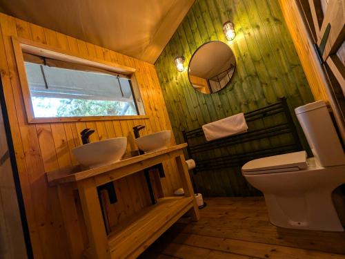 a bathroom with two sinks and a toilet at Windermere - Safari Suite in Ambleside