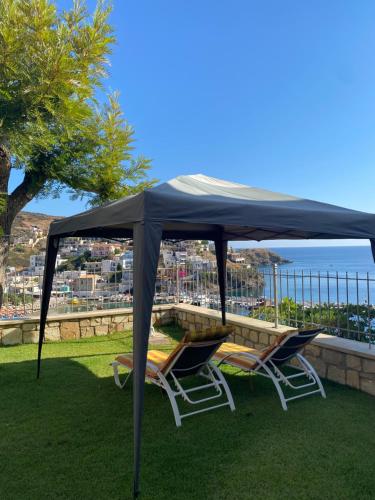 two chairs under a gazebo on a roof at Emerald Bay Villa in Balíon