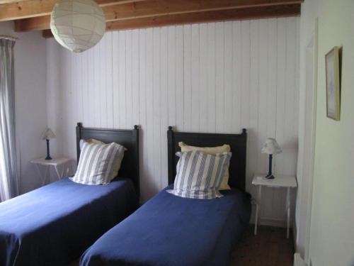 2 nebeneinander sitzende Betten in einem Schlafzimmer in der Unterkunft Gîte de La Ferme de La Cour in Crasville