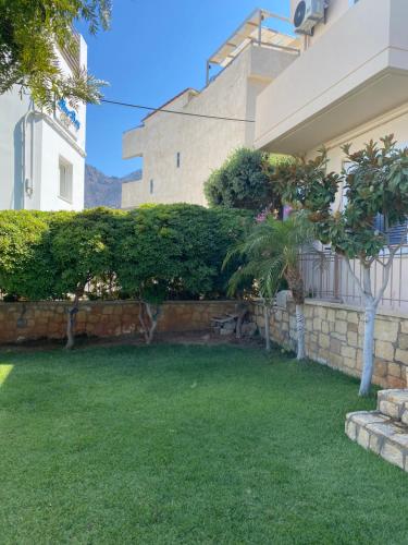 a yard in front of a house with a retaining wall at Emerald Bay Villa in Balíon