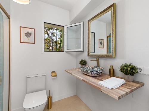 Ένα μπάνιο στο 2 Bedroom Villa with Private Pool near Puerto Banus