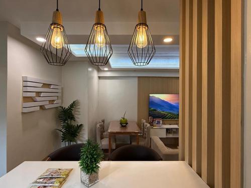 TV a/nebo společenská místnost v ubytování Pine Suites Staycation at Tagaytay