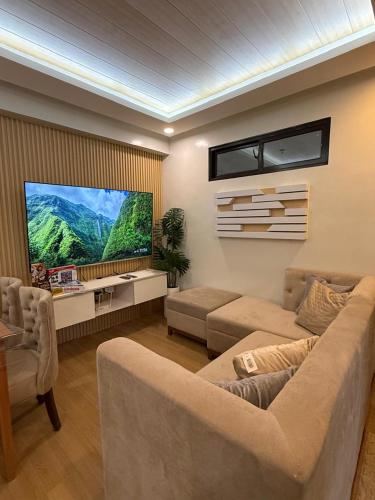 TV a/nebo společenská místnost v ubytování Pine Suites Staycation at Tagaytay