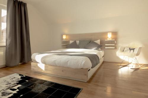 a bedroom with a large bed with a wooden headboard at Chalet Azzurro in Arni Alp