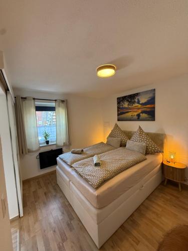 een slaapkamer met een groot bed in een kamer bij Ferienwohnung See Glück in Wunstorf