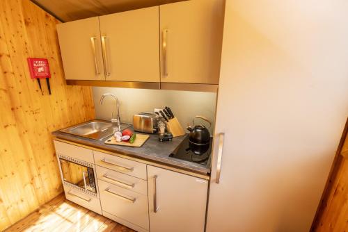 Una cocina o zona de cocina en Coniston - Safari Suite