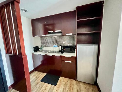 małą kuchnię ze zlewem i lodówką w obiekcie Faina Homestay, SCSP Ming Resident, Kota Kinabalu w mieście Kota Kinabalu