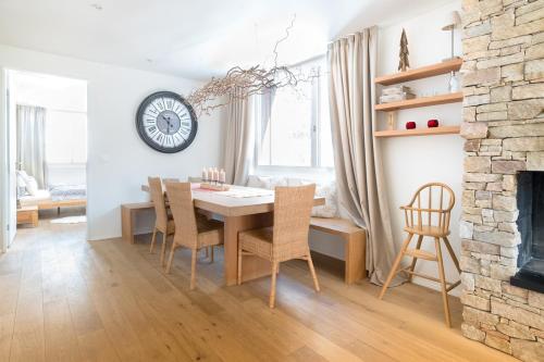 Ruang duduk di Alpine Chic Apartment