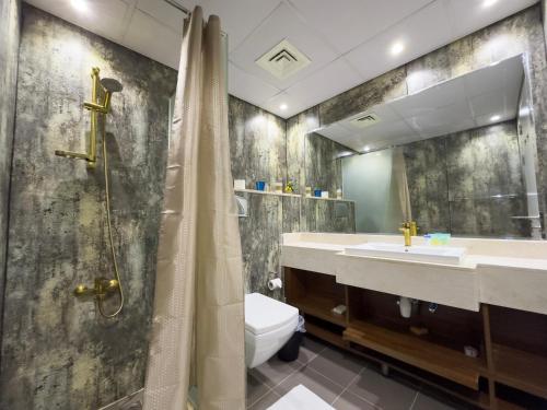 Ένα μπάνιο στο Stunning Seaview 1BR Apartment in Pacific, Al Marjan Island