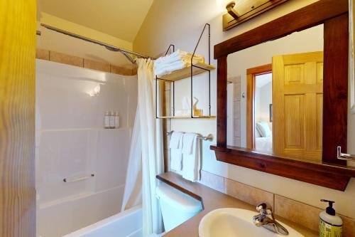 Ένα μπάνιο στο Cedar Lodge Escape at Whitetail townhomes