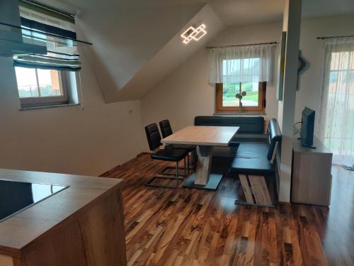 a living room with a wooden table and chairs at Ferienwohnung Oberreiter in Sandl