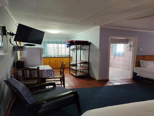 a room with a bedroom with a bed and a tv at Spes Bona guesthouse in Colesberg