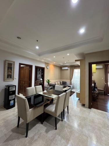 Χώρος καθιστικού στο 2 Bedroom apartment at Senayan