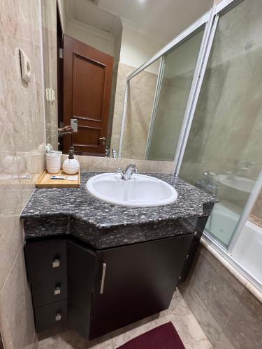 Ένα μπάνιο στο 2 Bedroom apartment at Senayan