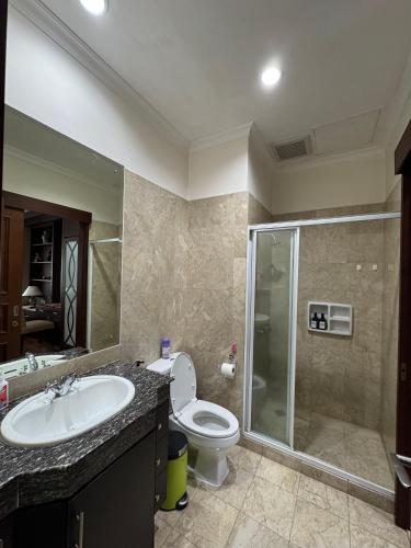 Ένα μπάνιο στο 2 Bedroom apartment at Senayan