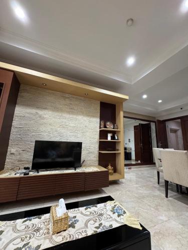 Μια τηλεόραση ή/και κέντρο ψυχαγωγίας στο 2 Bedroom apartment at Senayan