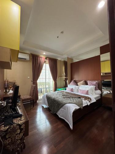 Ένα ή περισσότερα κρεβάτια σε δωμάτιο στο 2 Bedroom apartment at Senayan