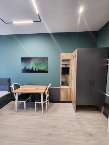 una habitación con una mesa y sillas y una cama en Aura Hotel, en Durrës