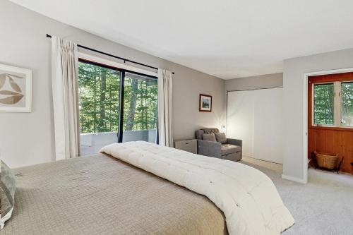 Un dormitorio con una cama grande y una ventana grande en The Wolf Den, en Lincoln