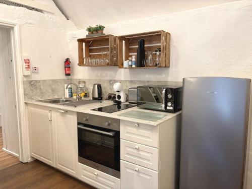 Dapur atau dapur kecil di Shepherds Rest Cotswolds Cottage Farm Stay With Pool