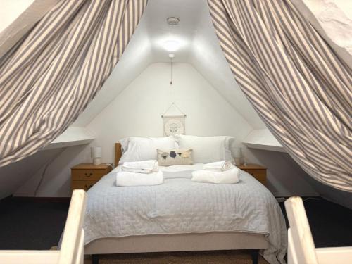 Katil atau katil-katil dalam bilik di Shepherds Rest Cotswolds Cottage Farm Stay With Pool