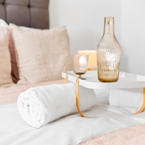 Katil atau katil-katil dalam bilik di Stylish Two Bedroom Apartment - Secure Parking - Fast Wifi 53C