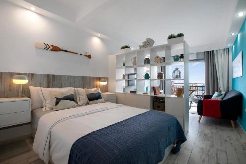 ein Schlafzimmer mit einem Bett, einem Schreibtisch und einem Stuhl in der Unterkunft Cute Studio In The Sun in Puerto de la Cruz