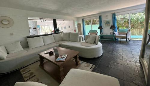 a living room with a white couch and a table at Hotel Mare Dona 10 in Punta del Este