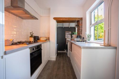 Kuchyň nebo kuchyňský kout v ubytování Modern 6 Person Cosy Cottage in Historical Newport