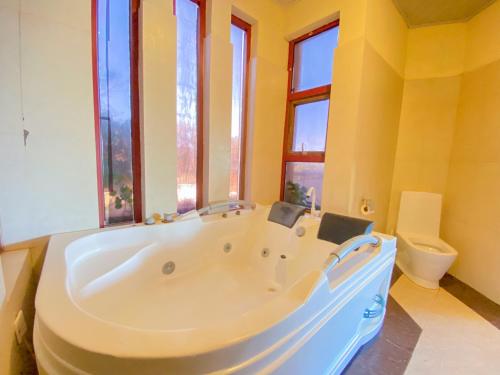 y baño grande con bañera y aseo. en Horizon Sea View Apartments, en Mombasa