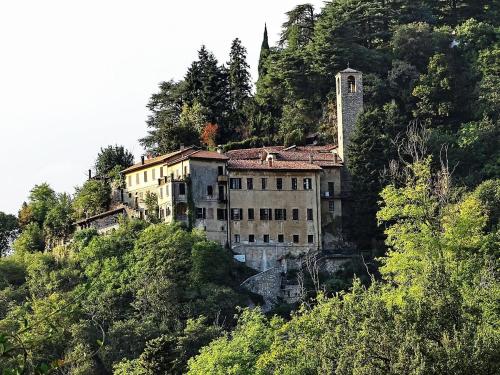 Foto Unique house in the ancient monastery of Eremo di San Donato 4