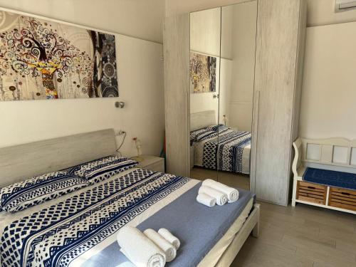 a bedroom with a bed with towels on it at B&B Il sogno in Cagliari