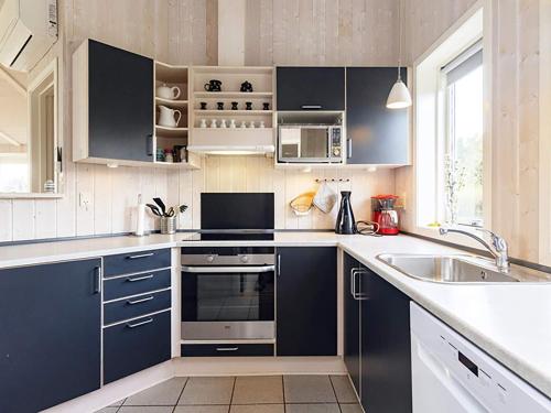 Η κουζίνα ή μικρή κουζίνα στο 10 person holiday home in Rudkøbing-By Traum