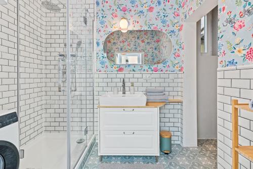a bathroom with a sink and a shower at Mamalipa Apartments in Vienna