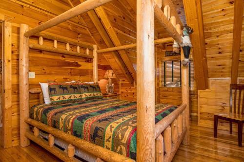 une chambre avec un lit dans une cabane en rondins dans l'établissement Poolhouse Lodge by American Patriot Getaways, à Waldens Creek