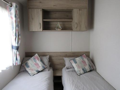Katil atau katil-katil dalam bilik di Caravan at Family Park WiFi, Parking