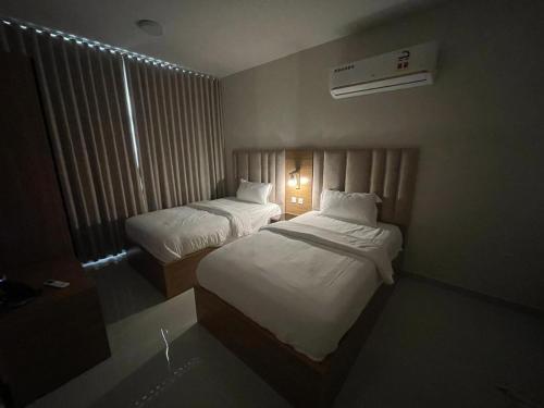 Cama o camas de una habitación en AL Ghaith Hotel Apartment الغيث للأجنحة الفندقية