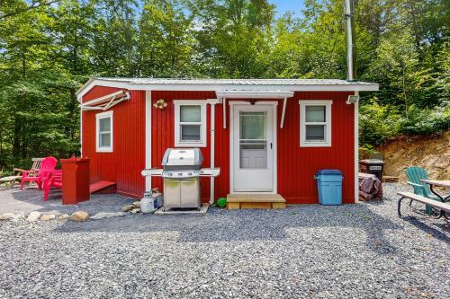 Sugarbush VillageにあるTiny House at Mt Ellenの前にグリルがある赤い小さな家