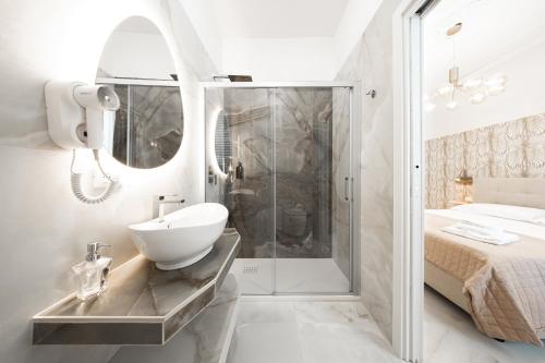 Bilik mandi di Avenue Suites
