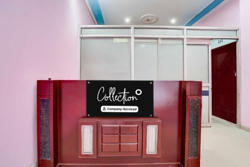 una puerta roja con un cartel en una habitación en Collection O Behror, en Neemrana