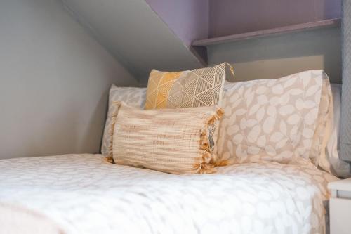 Postel nebo postele na pokoji v ubytování 8 Ball Apartment - Spacious 2 Bed Space, Snug Lounge & Games Room w 7ft Pool Table - By StayHostSave