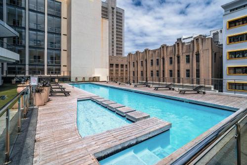 Bazén v ubytování Modern 1 Bed City Apt with Table Mountain View nebo v jeho okolí