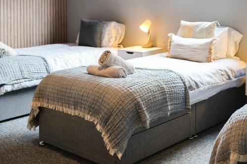 Postel nebo postele na pokoji v ubytování 8 Ball Apartment - Spacious 2 Bed Space, Snug Lounge & Games Room w 7ft Pool Table - By StayHostSave