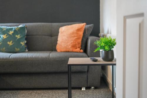 Posezení v ubytování 8 Ball Apartment - Spacious 2 Bed Space, Snug Lounge & Games Room w 7ft Pool Table - By StayHostSave