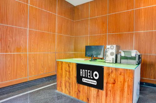 a hilton office with a counter with acomputerasteryasteryasteryasteryasteryastery at Hotel O Tirupati Railway Junction Y Stay Home Stay in Tirupati