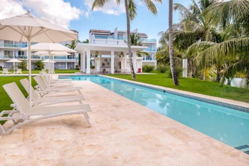 Beachside Studio with Pool, Steps to Playa Bonita